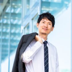 テーラードジャケットのサイズ選びは?カジュアルシーンでのコーディネート方法